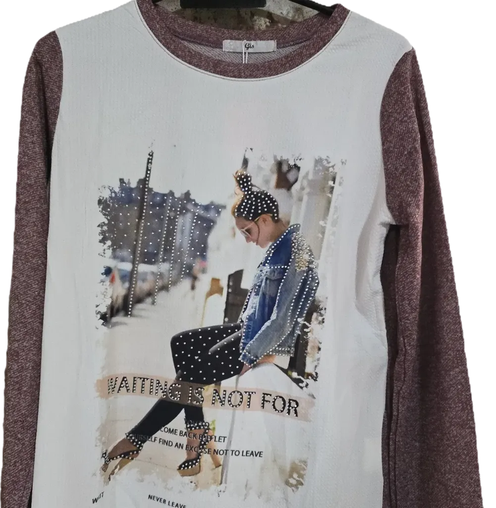 Remera Manga Larga Combinada con Estampa y Estras – Marsala/Blanco