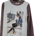 Remera Manga Larga Combinada con Estampa y Estras – Marsala/Blanco